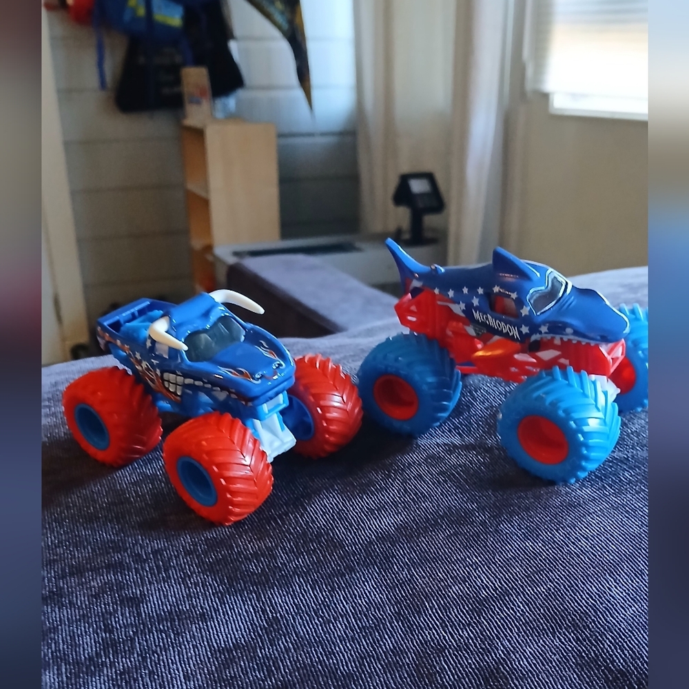 Monster JAM El Toro Loco vs Megalodon Toy Trucks STARS AND STRIPES - Picture 2 of 11